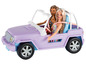 Twee Barbie poppen in een paarse jeep.