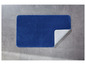 Een blauwe badmat met antislip onderkant.