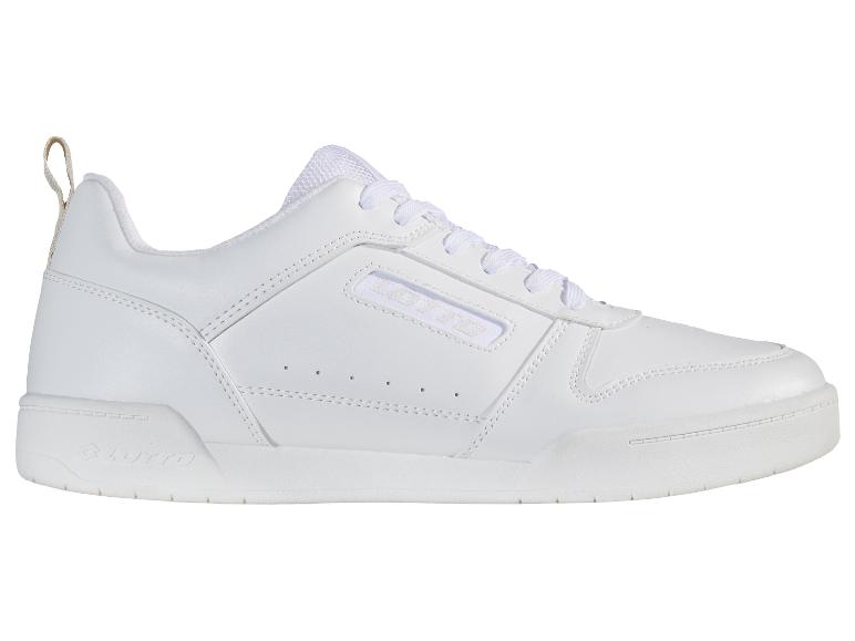 Witte sportschoenen met witte veters en geperforeerde details.