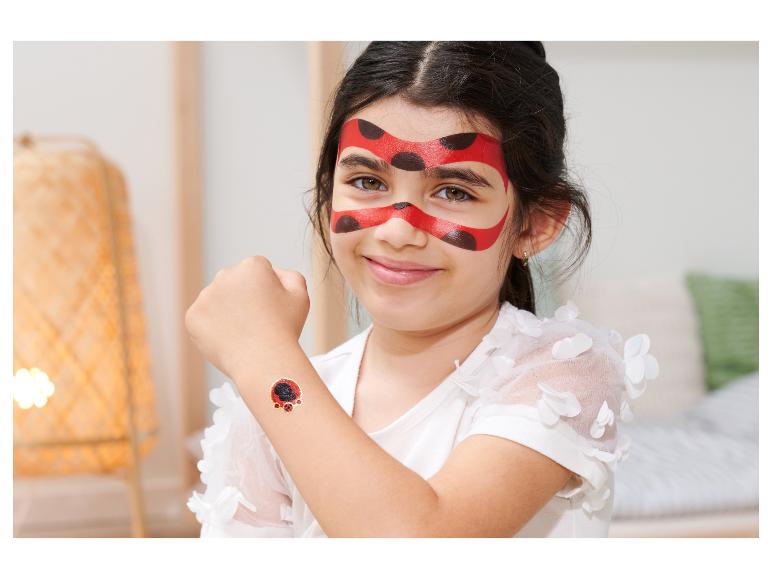 Meisje met lieveheersbeestjes make-up en tattoo.