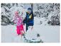 Twee spelende kinderen in de sneeuw met LUPILU® peuter-skibroeken.