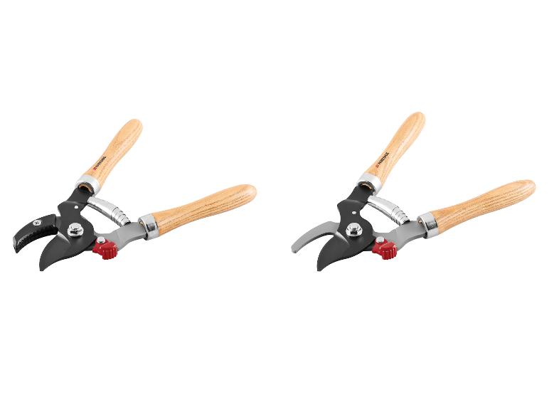 Twee snoeischaren met houten handvatten en zwarte bladen.