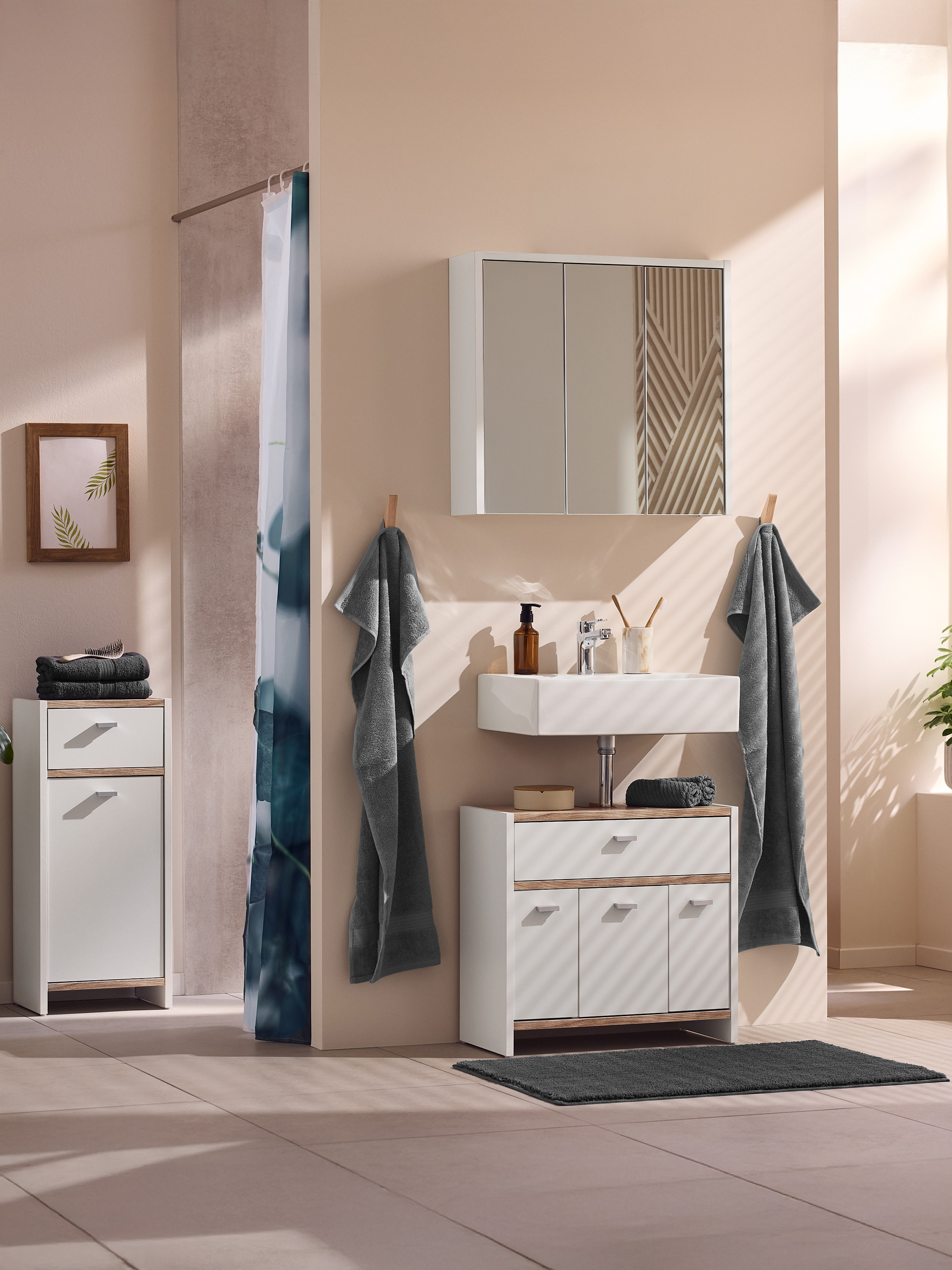 Moderne badkamer met wit en houten wastafelmeubel, spiegelkast en douchegordijn.