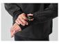 Man in zwart sportshirt met lange mouwen en smartwatch om de pols