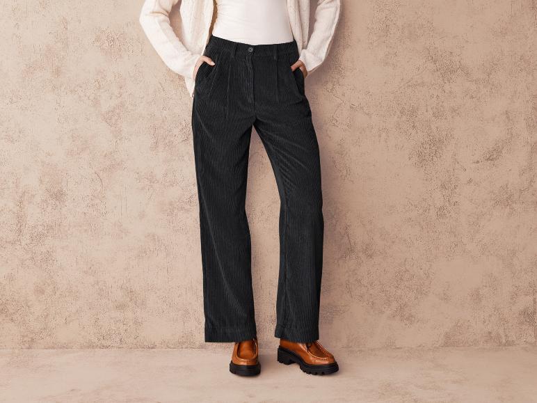 Donkerblauwe corduroy broek met bruine schoenen.