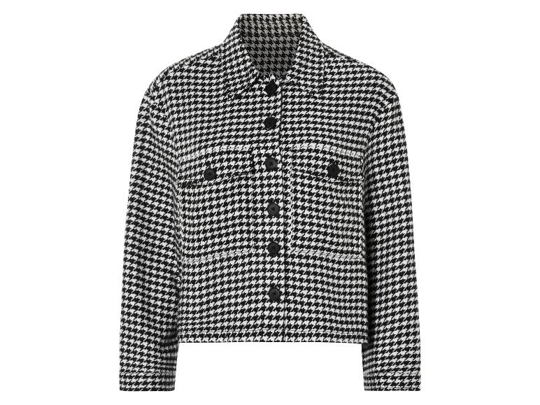 Een zwart-wit geblokt jasje met knopen.