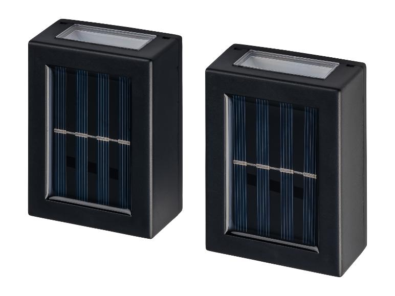 Twee zwarte buitenlampen op zonne-energie met zonnepanelen