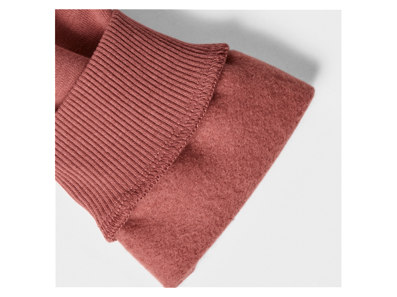 Detail van een roodbruine sweaterboord.