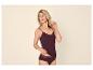 Vrouw in bordeauxrode camisole en slip met kant.