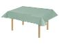 Groenige rechthoekige tafelkleed op houten tafel.
