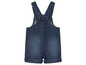 Een blauwe spijkerbroek overall voor baby's.