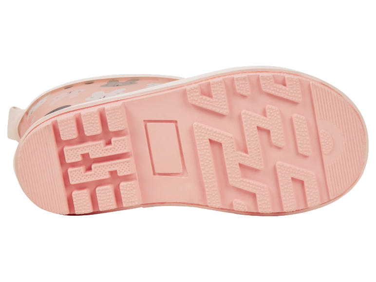 Roze zool van een kinder regenlaars met dierenprint.