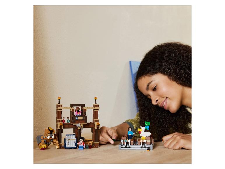 Meisje speelt met een bouwset met figuren en gebouwen.