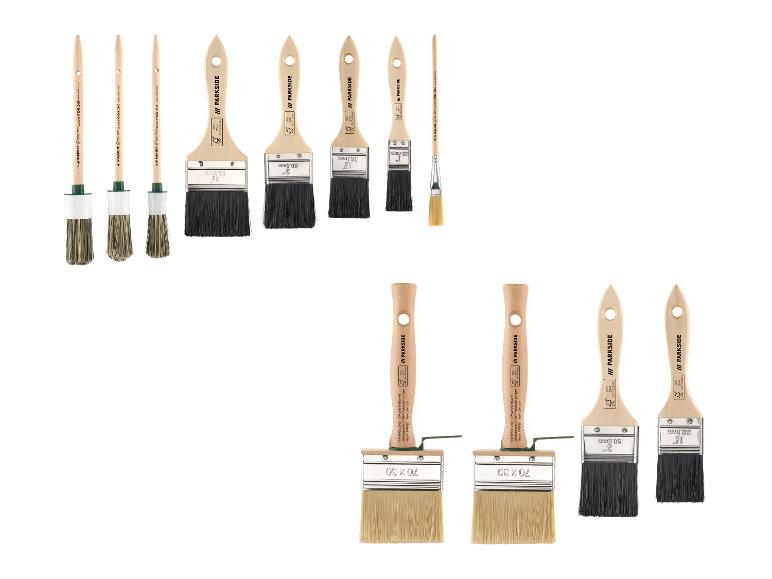 Set penselen in diverse maten met houten handvatten en zwarte haren, plus twee brede kwasten met lichte haren.