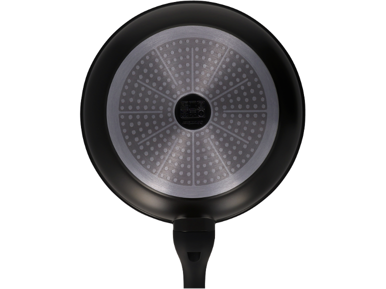 Onderkant van een zwarte koekenpan met inductiebodem en compatibiliteitssymbolen.