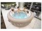 Familie geniet van opblaasbare jacuzzi op terras met tuinmeubelen.