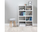 Een witte boekenkast met een stoel en decoratieve items.