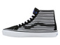 Een zwart-wit gestreepte Vans Sk8-Hi sneaker met blauwe details.