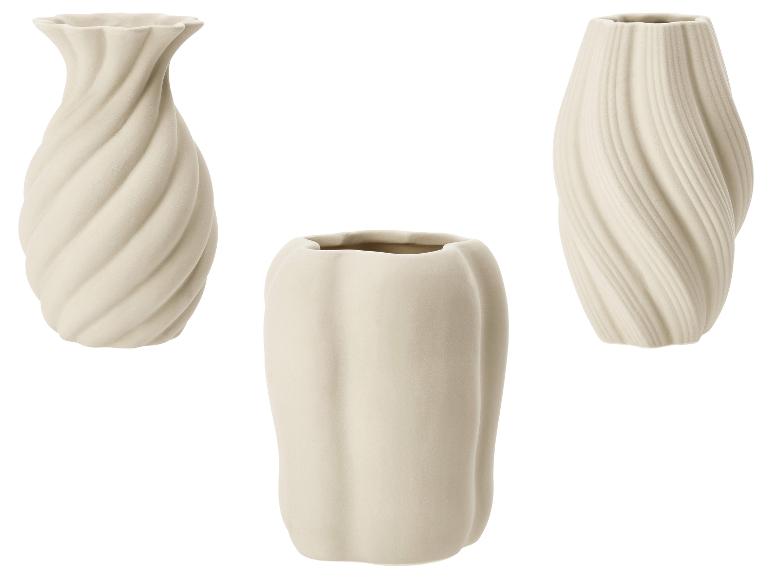 Drie beige vazen met gedraaide en golvende texturen