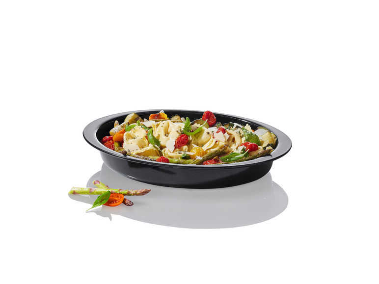 Tortellini met groenten in een zwarte ovenschaal.