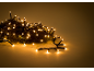 Warmwitte LED-kerstverlichting op een donkergroene dennenkrans.