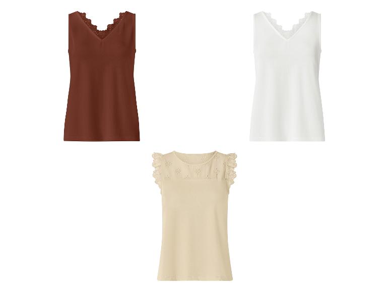 Drie damestops: bruin en wit met kanten V-hals, beige met borduursels.