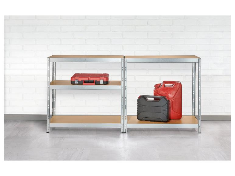 Metalen rekken met rode gereedschapskist en jerrycans tegen een witte bakstenen muur.