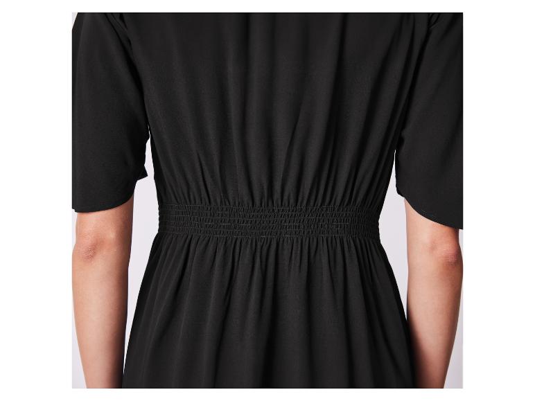 Zwarte jurk met elastische tailleband.