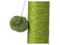 Groene krabpaal voor katten met een hangende pompon.