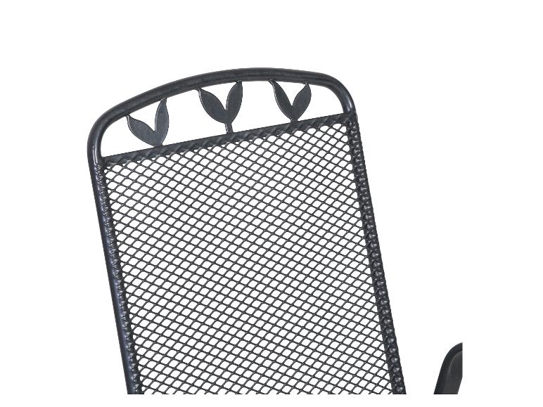 Detail van een metalen tuinstoelrugleuning met gaaspatroon en bladornamenten.