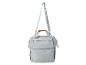 Een grijze luiertas met schouderband.
