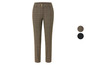 Beige broek met ruitjespatroon.
