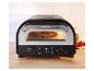 Pizzaoven met een pizza erin, digitaal display toont 450C en 2:00, en bedieningsknoppen.