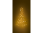 Verlichte kerstboom wanddecoratie met ster, warm gloeiend tegen een donkere achtergrond.
