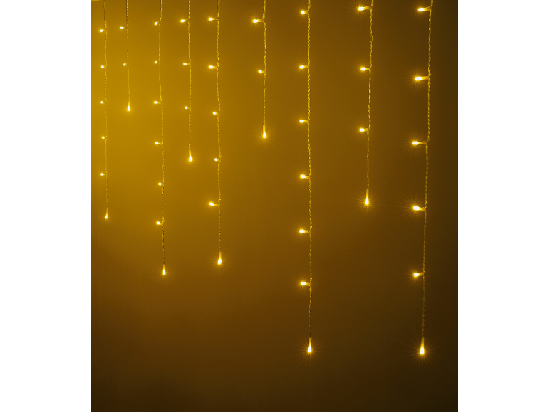 Gele LED-lichtslinger verticaal hangend tegen een donkere achtergrond.