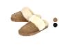 Bruine pantoffels met wit imitatiebont en kleurstalen in bruin en zwart.