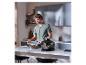 Man in de keuken bereidt eten met de SILVERCREST® glazen heteluchtfriteuse.