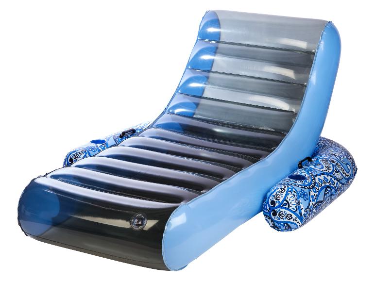 Blauwe opblaasbare ligstoel en hoofdsteunen met paisley print voor het zwembad.