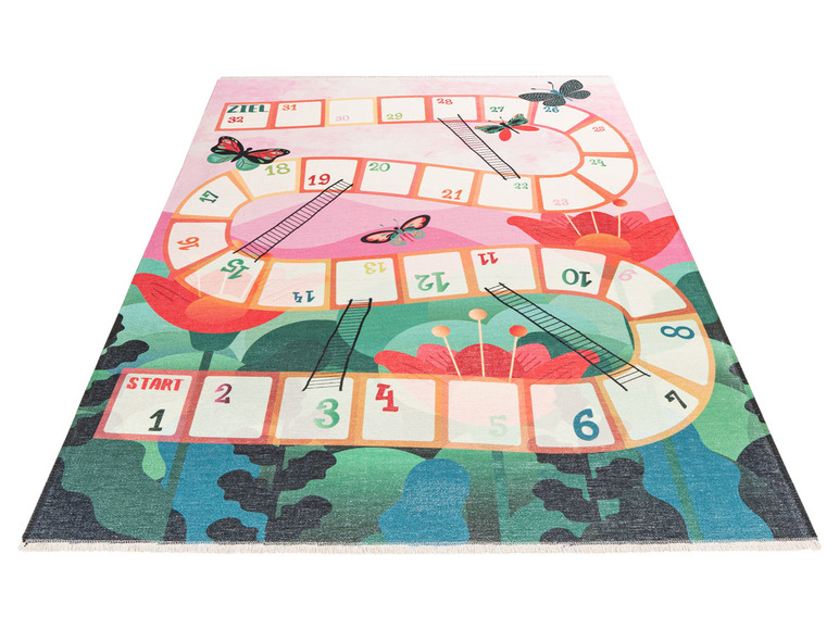 Een roze vloerkleed met een bordspel met vlinders en bloemen.