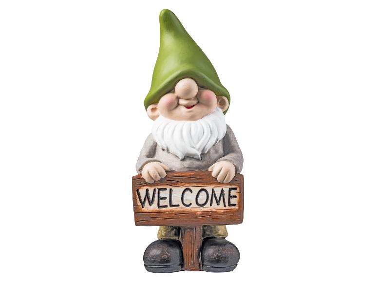 Tuinkabouter met een houten 'WELCOME' bord.