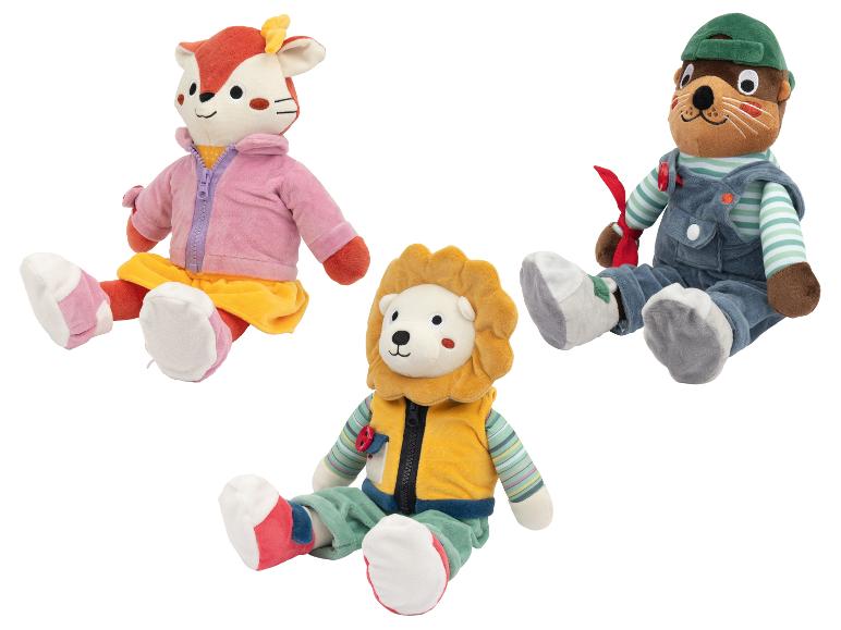 Aangeklede knuffels: vos, otter en leeuw.