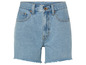 Lichtblauwe denim shorts met rafelige zoom.