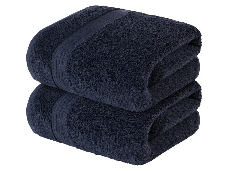 Twee donkere, zachte handdoeken, op elkaar gestapeld.