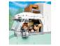 Drie Lego Friends figuren in een camper, met bos en blauwe lucht op de achtergrond.
