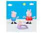 Peppa Pig figuren, met Peppa, George en een babyfiguur, onder een zon en wolken.