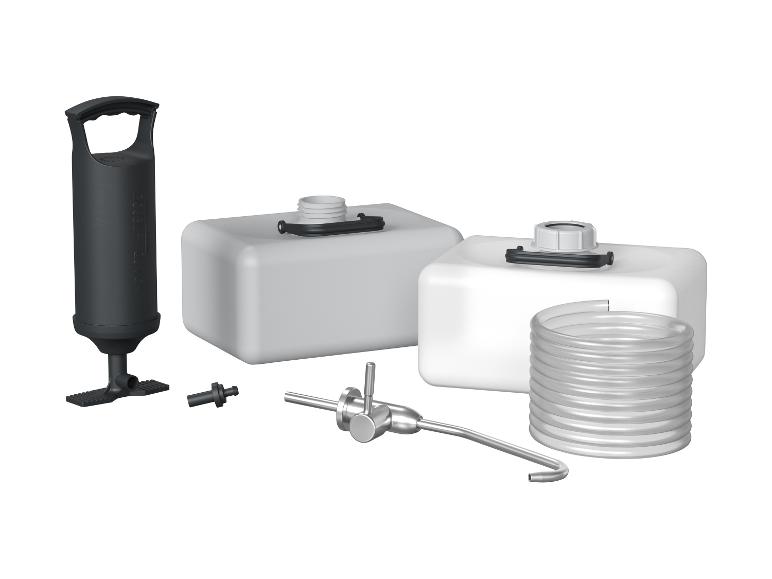 Zwarte pomp, twee witte watertanks, een slang en een kraan voor een drankdispenser.