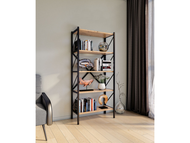 Een boekenkast met boeken, decoratieve objecten en een viskom.