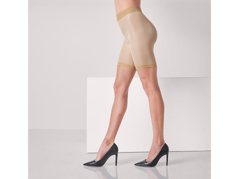 Beige shorts en hoge hakken.