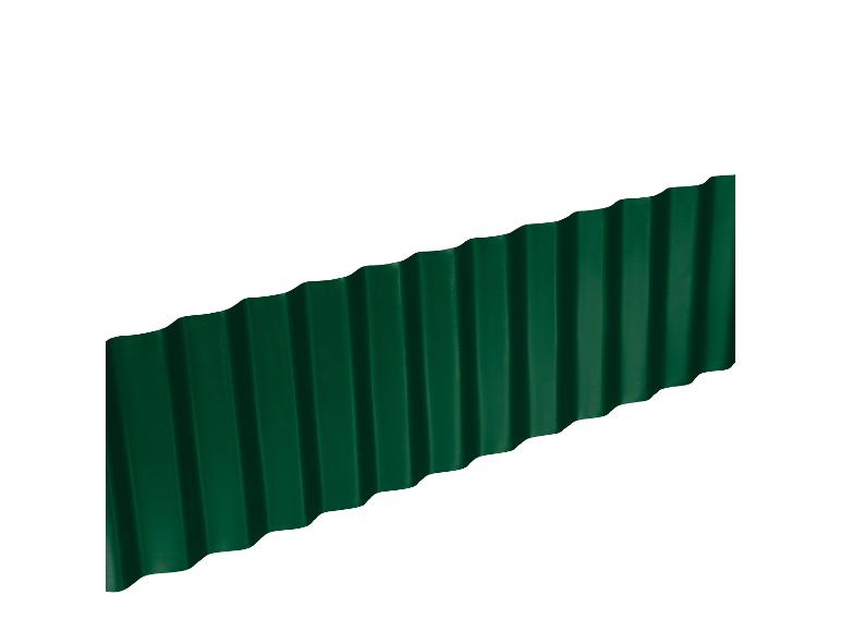 Groen metalen dakbedekking met golvende panelen.