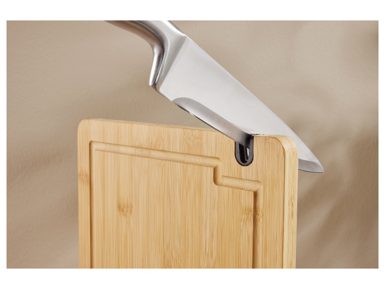 Keukenmes in een bamboe snijplank.